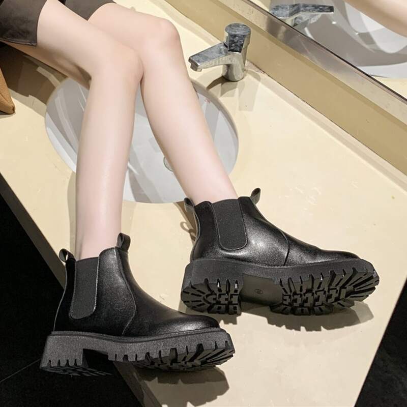 

Minimalist Chelsea Boots, Black