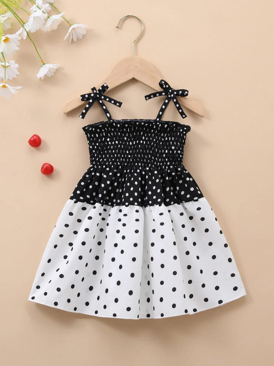 嬰兒波卡圓點撞色打褶肩上打結吊帶洋裝 - 黑與白 - 查看 1