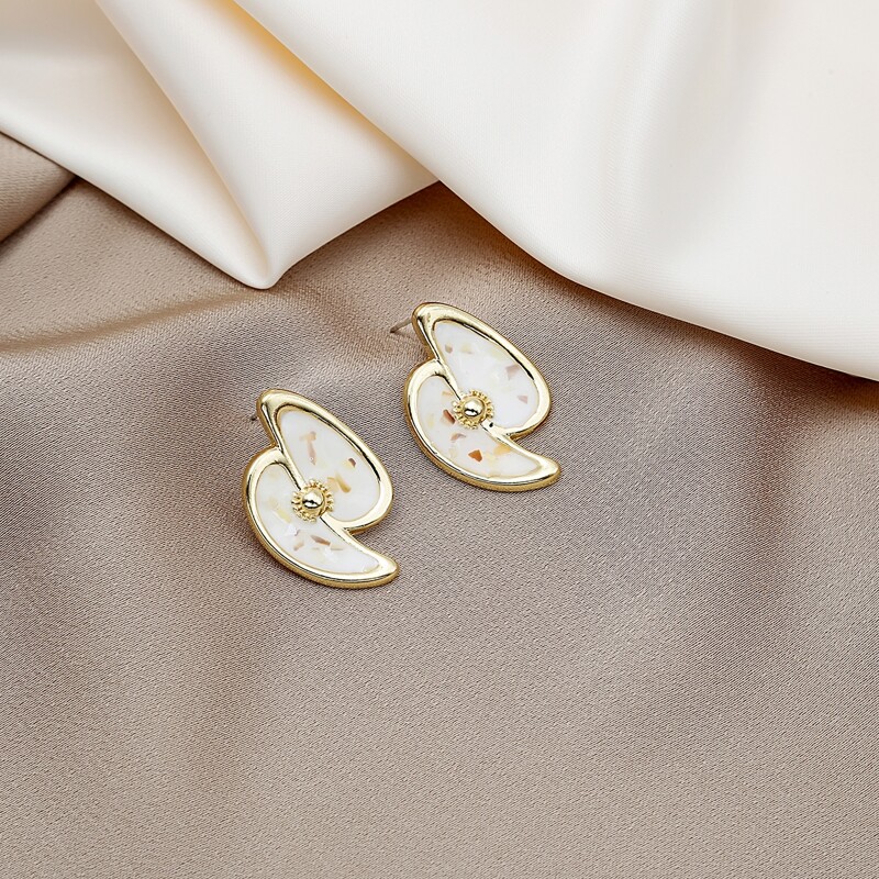 

Shell Decor Stud Earrings, Gold