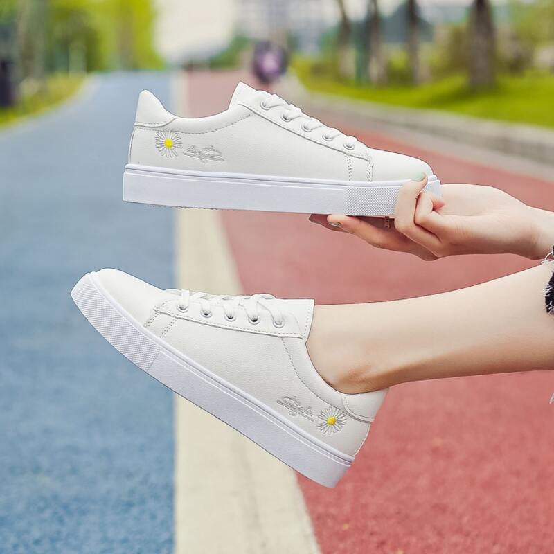 

Embroidery Daisy Floral Skate Shoes, White