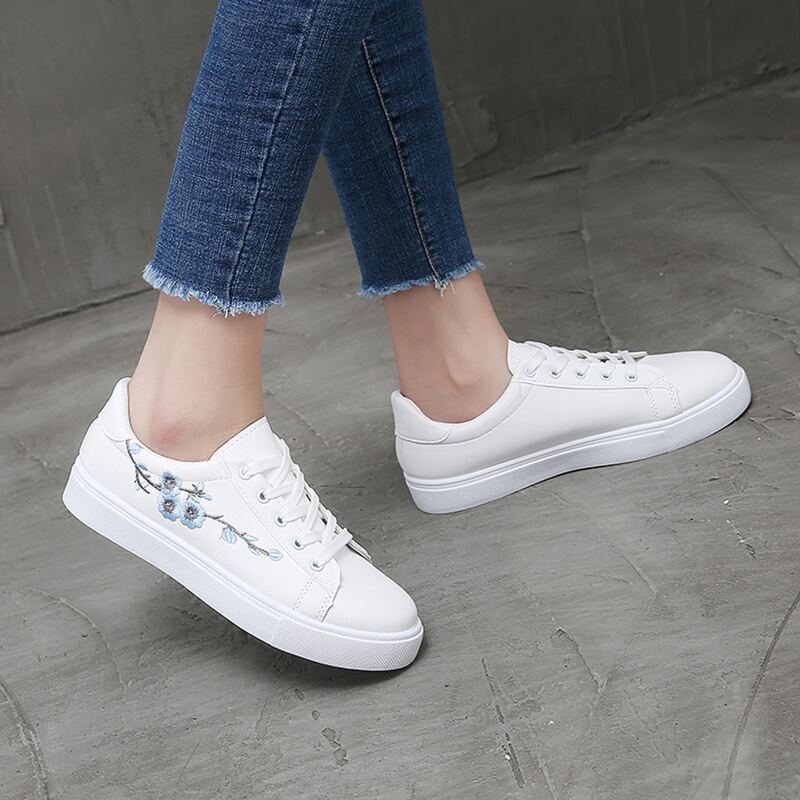 

Floral Embroidery Skate Shoes, White