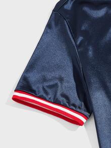 Manfinity Hombres Camiseta con parche de rayas puño & shorts sedosos - Azul Marino - Ver 3