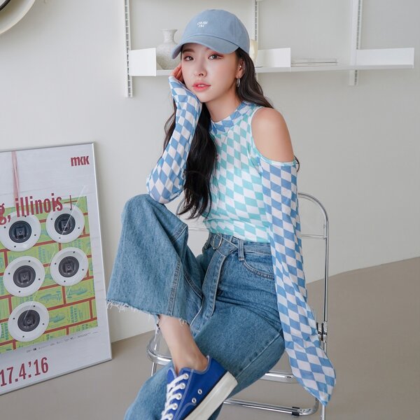 

Argyle Print Cold Shoulder Top, Blue and white