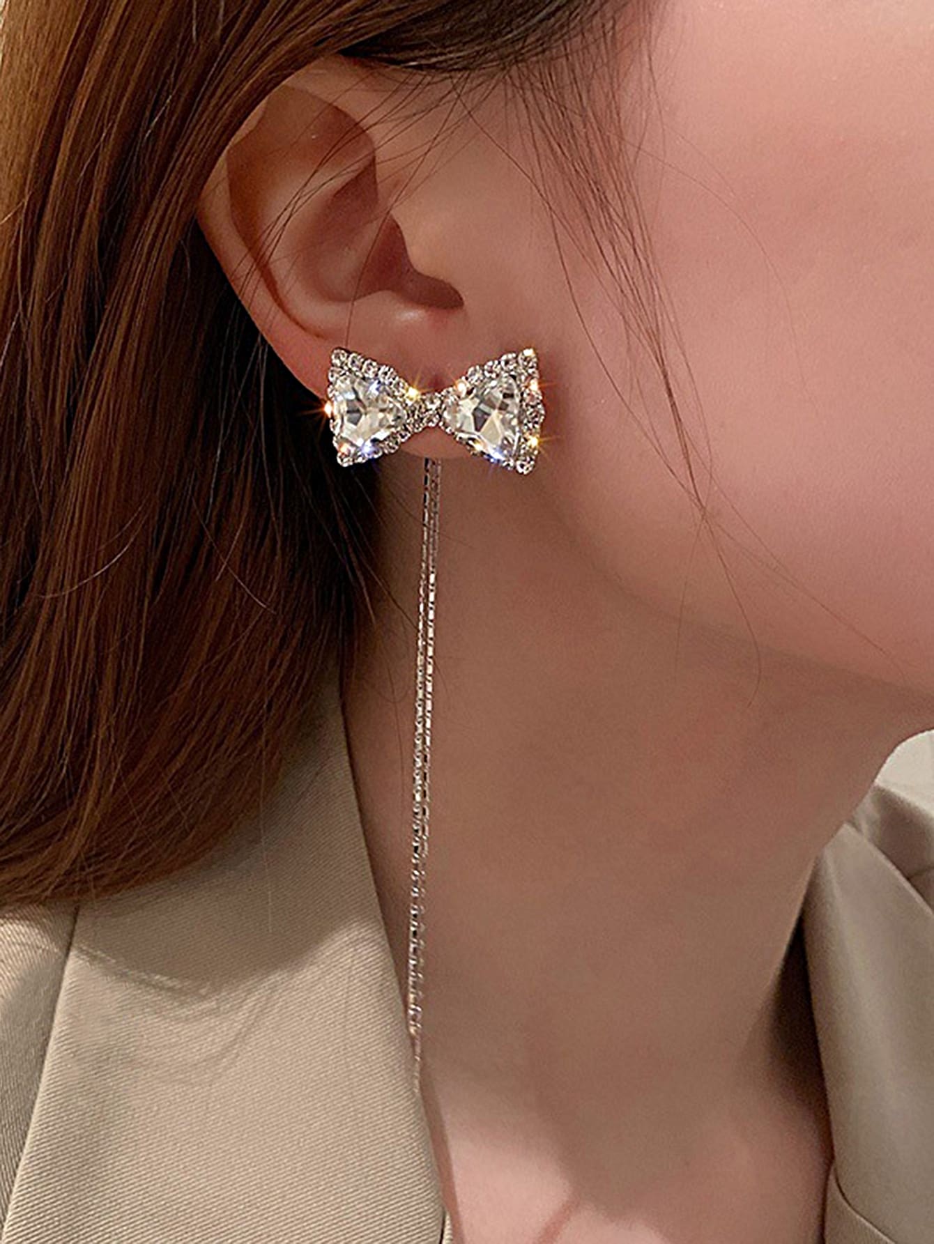 Bông tai thả tua kim loại được trang trí bằng nơ rhinestone - Bạc - Xem 1