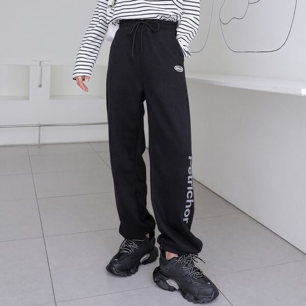

Slant Pocket Letter Graphic Patch Detail Sweatpants, Black