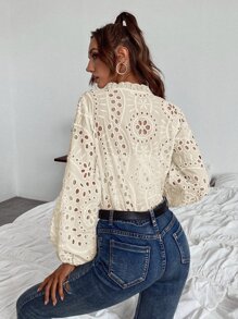 Aveloria 休闲纯色孔眼刺绣缺口领衬衫 - 杏色 - 查看 2