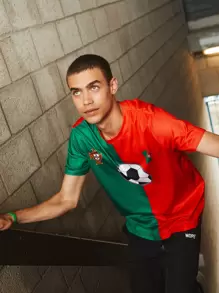 Manfinity Hombres Camiseta de fútbol con estampado de fútbol de dos tonos - Multicolor - Ver 1