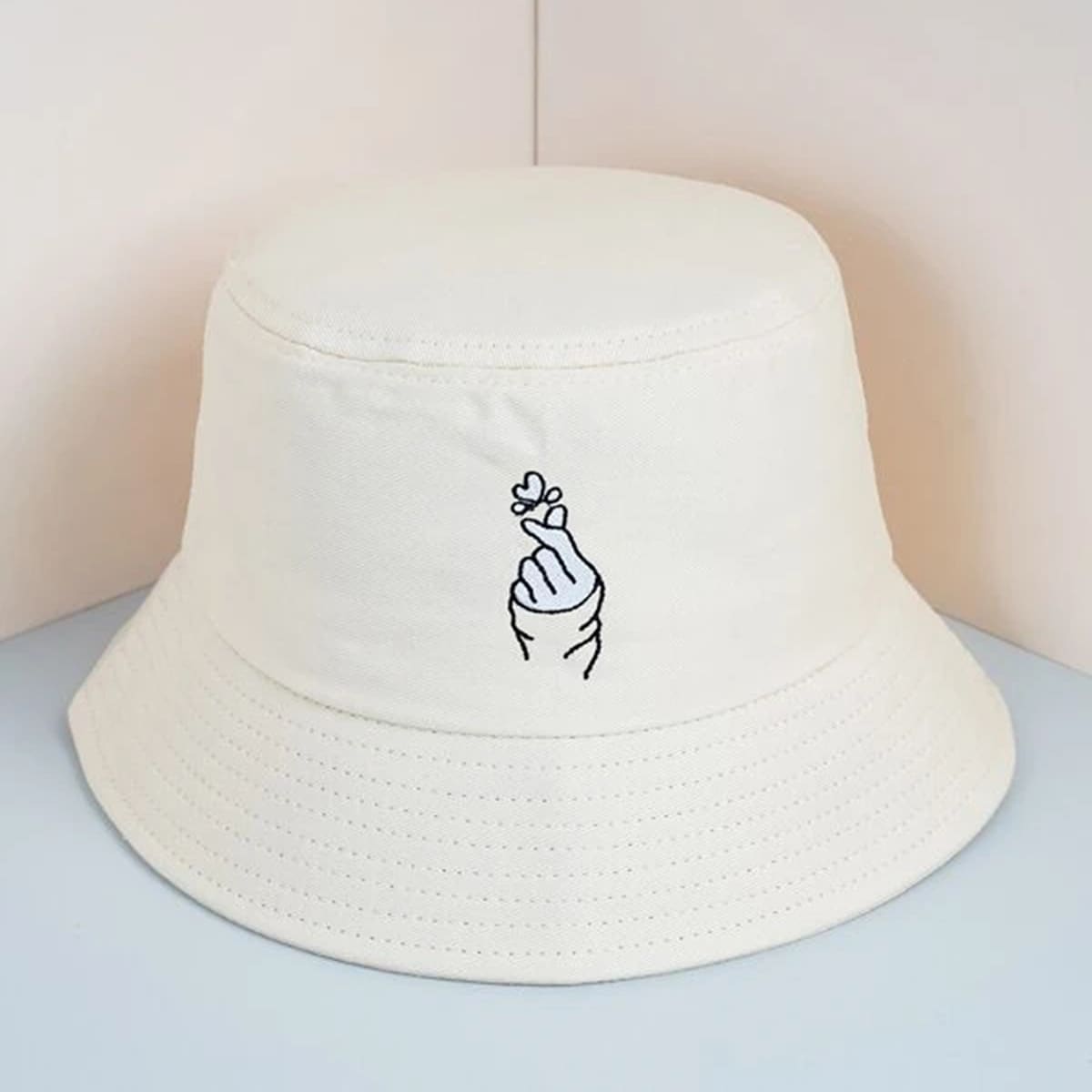 

Gesture Graphic Bucket Hat, White