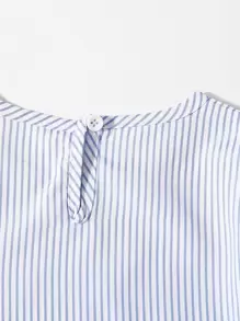 年輕女孩穿條紋襯衫搭配破洞牛仔褲 - 藍白色 - 查看 3
