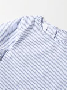 年輕女孩穿條紋襯衫搭配破洞牛仔褲 - 藍白色 - 查看 5