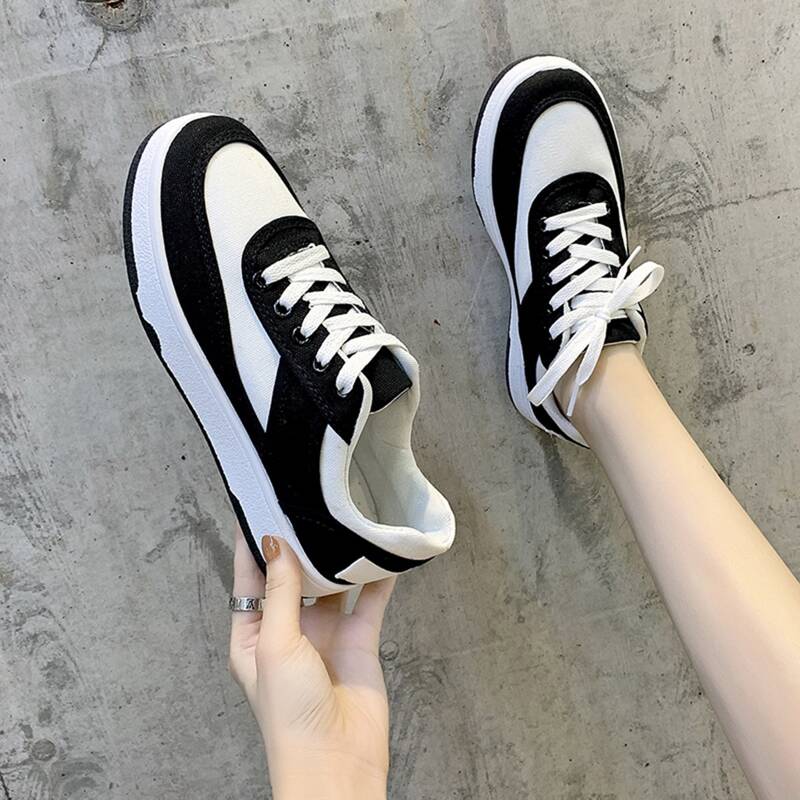 

Two Tone Lace-up Front Skate Shoes, Black and white
