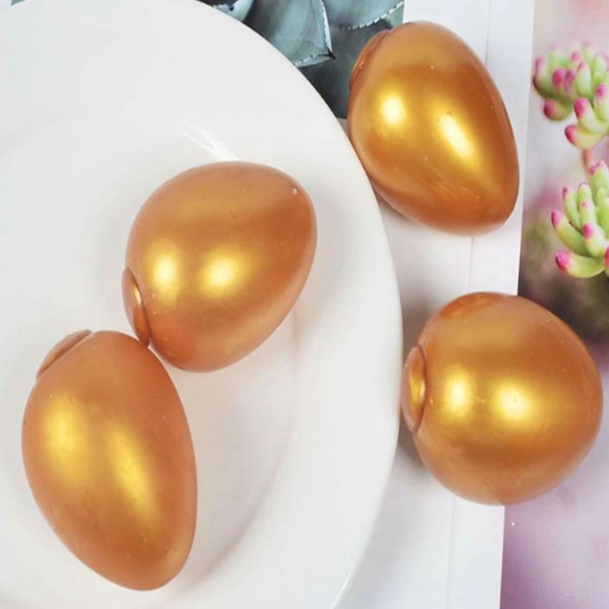 

1pc Egg Design Pinch Toy, Gold
