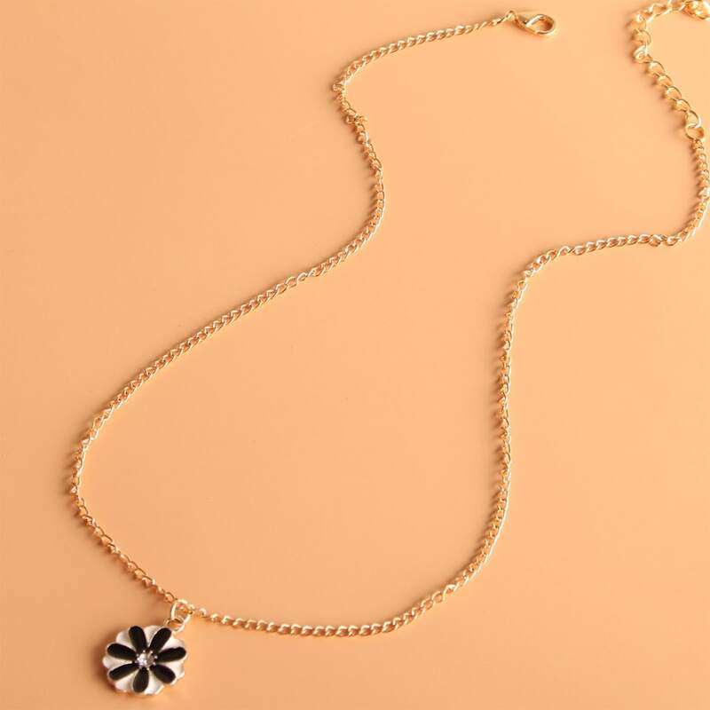 

Flower Pendant Necklace, Black