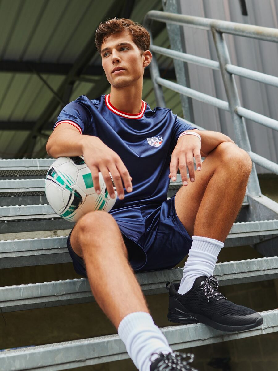 Manfinity Hombres Camiseta con parche de rayas puño & shorts sedosos - Azul Marino - Ver 1