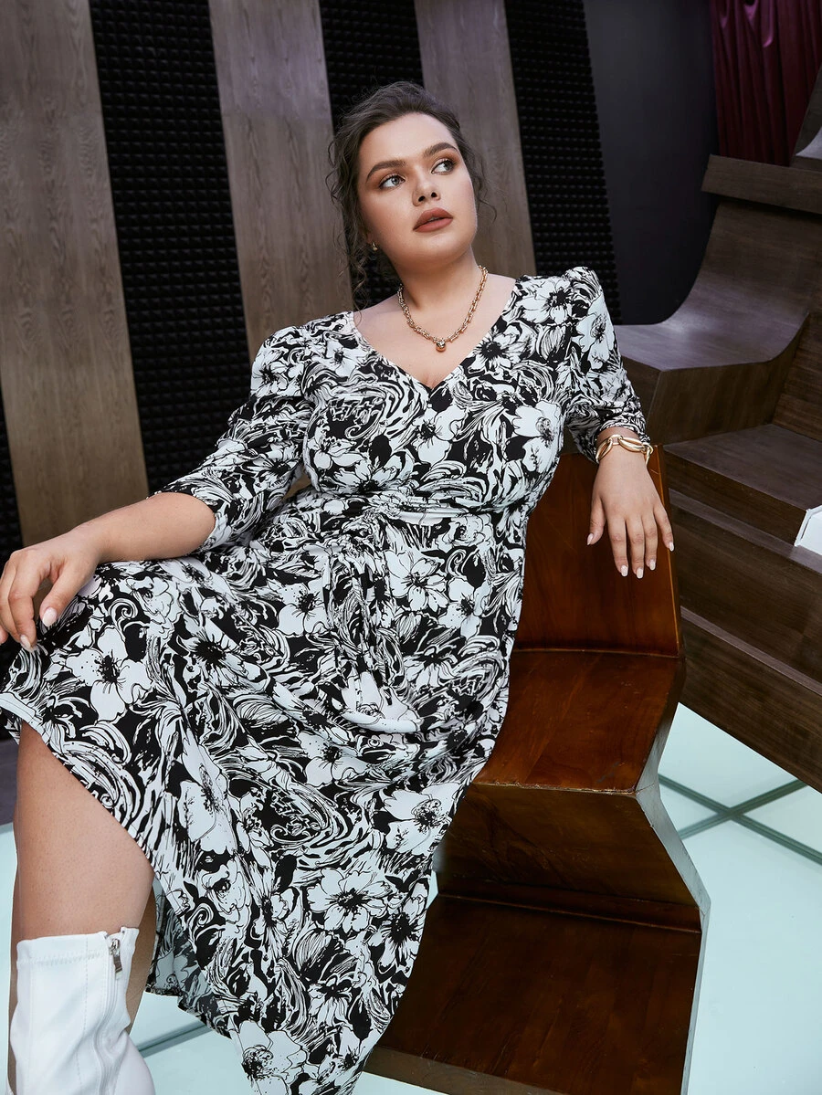 SHEIN Vestido con estampado floral fruncido bajo irregular - Blanco y Negro - Ver 1