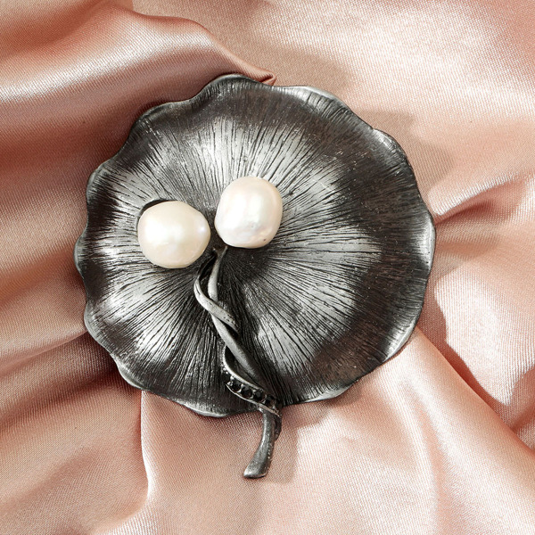 

Faux Pearl Decor Brooch, Antique silver