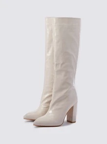 时尚搭配，女士尖头粗跟过膝长靴，宽腿过膝长靴，石纹图案，秋冬季，派对装扮