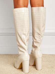 时尚搭配，女士尖头粗跟过膝长靴，宽腿过膝长靴，石纹图案，秋冬季，派对装扮