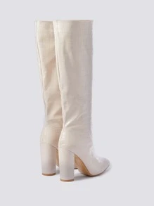 时尚搭配，女士尖头粗跟过膝长靴，宽腿过膝长靴，石纹图案，秋冬季，派对装扮