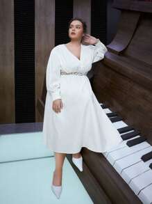 SHEIN 大碼交疊領腰部打褶連衣裙 - 白色 - 查看 1