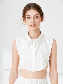 1 件带刺绣和镂空图案的蕾丝领情人节