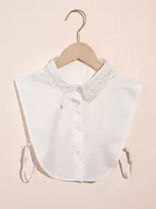 1 件带刺绣和镂空图案的蕾丝领情人节