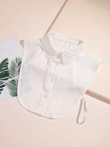 1 件带刺绣和镂空图案的蕾丝领情人节