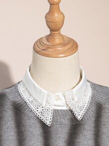 1 件带刺绣和镂空图案的蕾丝领情人节