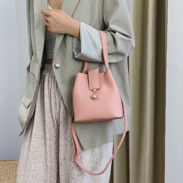 

Minimalist Metal Decor Bucket Bag, Pink