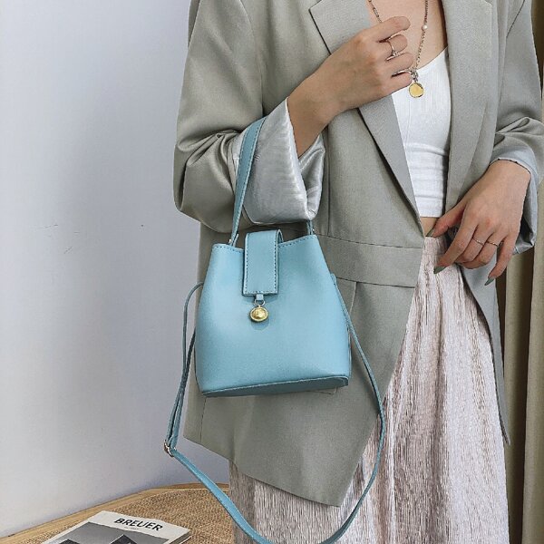 

Metal Pendant Decor Bucket Bag, Baby blue