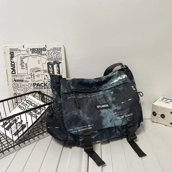 

Men Letter Graphic Flap Crossbody Bag, Black