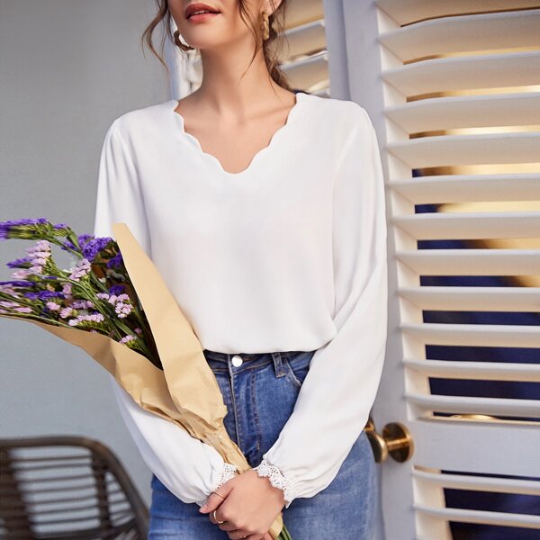 

Scallop Trim Lace Cuff V-neck Blouse, White