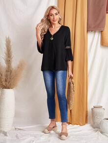 SHEIN Blusa unicolor con encaje escote V - Negro - Ver 3