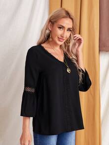 SHEIN Blusa unicolor con encaje escote V - Negro - Ver 4