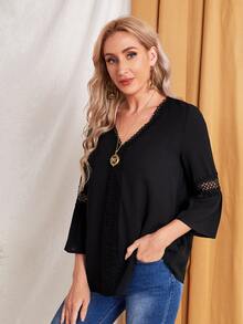 SHEIN Blusa unicolor con encaje escote V - Negro - Ver 5