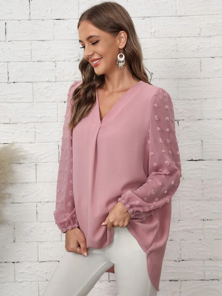 EMERY ROSE เสื้อเบลาส์ชายเสื้อไม่เท่ากันลายจุดสวิส สำหรับผู้หญิง - สีชมพูพาสเทล - ดู 3