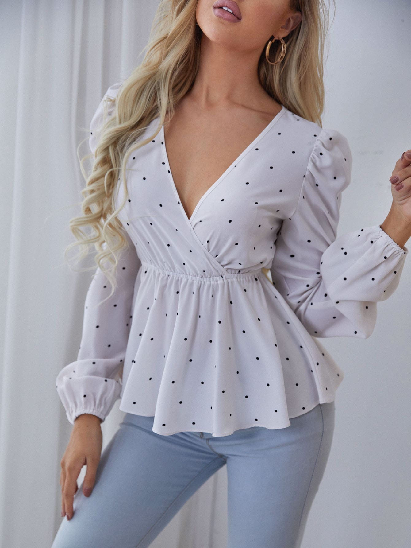 Blusa de lunares de cuello V bajo con fruncido - Blanco - Ver 1