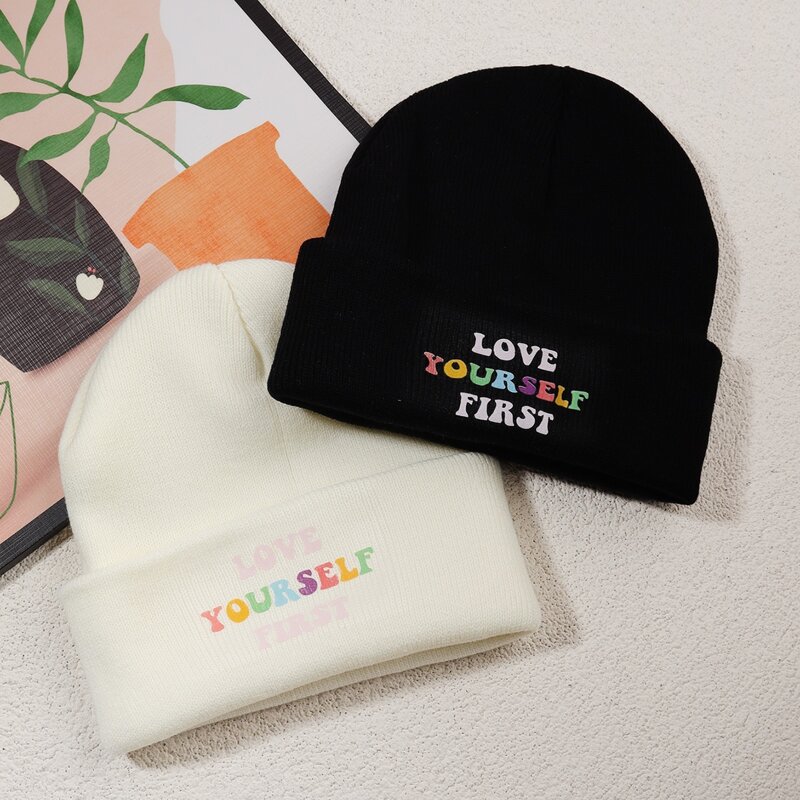 

2pcs Letter Graphic Beanie, Black and white