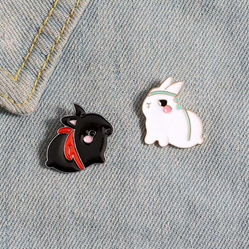 

2pcs Rabbit Decor Brooch, Black and white