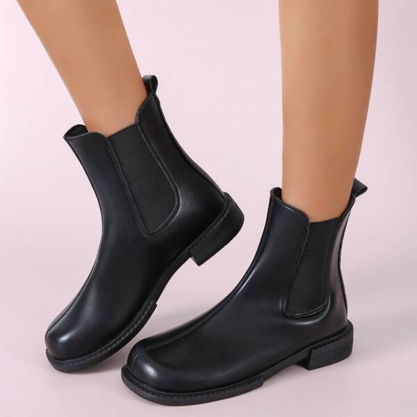 

Minimalist Chelsea Boots, Black