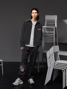 IIWII by Victor R Hombres Cazadora con estampado de letra de hombros caídos con parche de bolsillo - Gris Oscuro - Ver 1