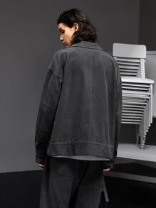 IIWII by Victor R Hombres Cazadora con estampado de letra de hombros caídos con parche de bolsillo - Gris Oscuro - Ver 2