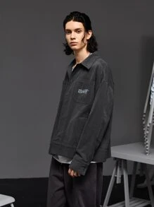 IIWII by Victor R Hombres Cazadora con estampado de letra de hombros caídos con parche de bolsillo - Gris Oscuro - Ver 3