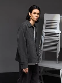 IIWII by Victor R Hombres Cazadora con estampado de letra de hombros caídos con parche de bolsillo - Gris Oscuro - Ver 4