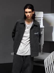 IIWII by Victor R Hombres Cazadora con estampado de letra de hombros caídos con parche de bolsillo - Gris Oscuro - Ver 5