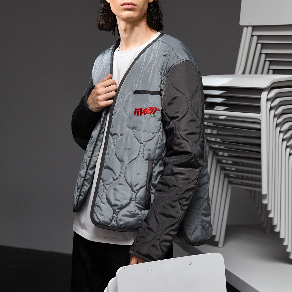 Мужское контрастное пальто с текстовой вышивкой