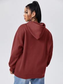 Flirla Sudadera con cordón y bolsillo tipo canguro con gráfico de letras en talla grande - Color caoba - Ver 2