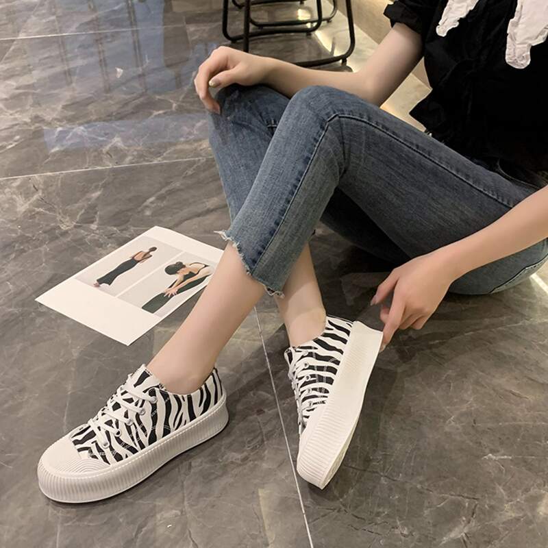 

Low-top Zebra Striped Pattern Canvas Shoes, Black and white