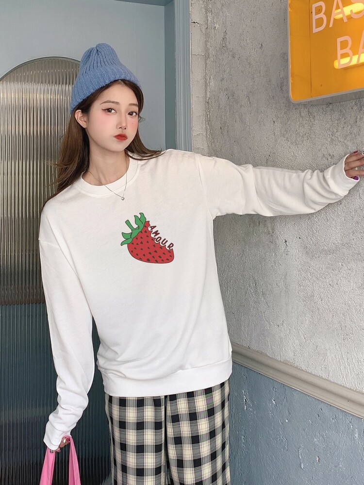 Pullover Drop Shoulder dengan Motif Stroberi & Huruf - Putih - View 3