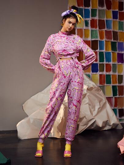 Esther Zhang con estampado de cuello alto con cordón lateral de manga farol Pullover corto & Pantalones deportivos